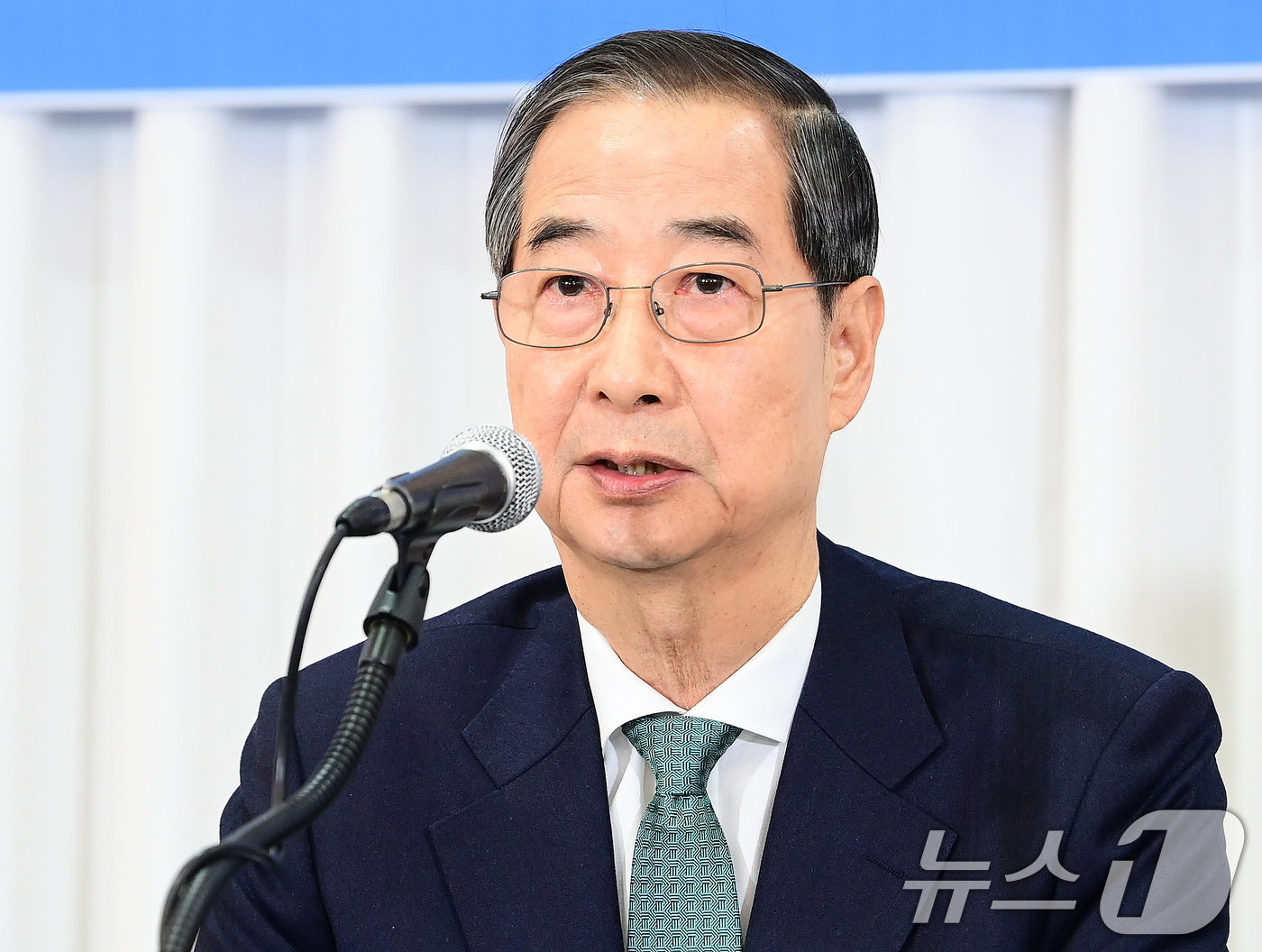 (서울=뉴스1) 국회사진취재단 = 한덕수 무소속 대통령 선거 예비 후보(왼쪽에서 세 번째)가 6일 오전 서울 중구 코리아나 호텔에서 열린 관훈토론회에 참석해 기조연설을 하고 있다. …