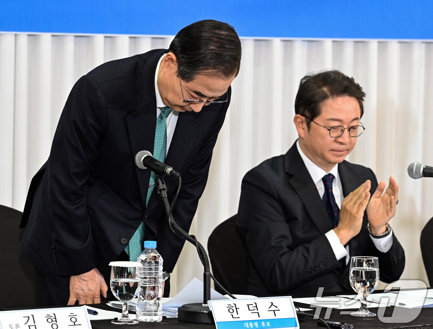 본문 이미지 - 한덕수 무소속 대통령선거 예비후보가 6일 서울 중구 코리아나호텔에서 열린 관훈클럽 초청 토론회에서 인사하고 있다. 2025.5.6/뉴스1 ⓒ News1 국회사진취재단