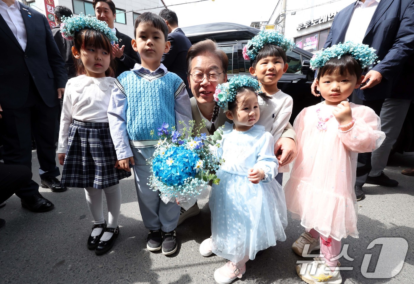 (증평=뉴스1) 안은나 기자 = 이재명 더불어민주당 대통령 후보가 골목골목 경청투어 이틀차를 맞은 6일 오전 충북 증평군 장뜰시장에 도착, 어린이들과 기념 촬영하고 있다. (공동취 …