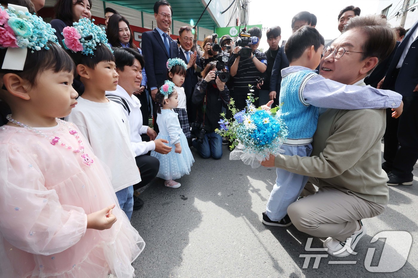 (증평=뉴스1) 안은나 기자 = 이재명 더불어민주당 대통령 후보가 골목골목 경청투어 이틀차를 맞은 6일 오전 충북 증평군 장뜰시장에 도착, 어린이에게 꽃다발을 선물받고 있다. (공 …