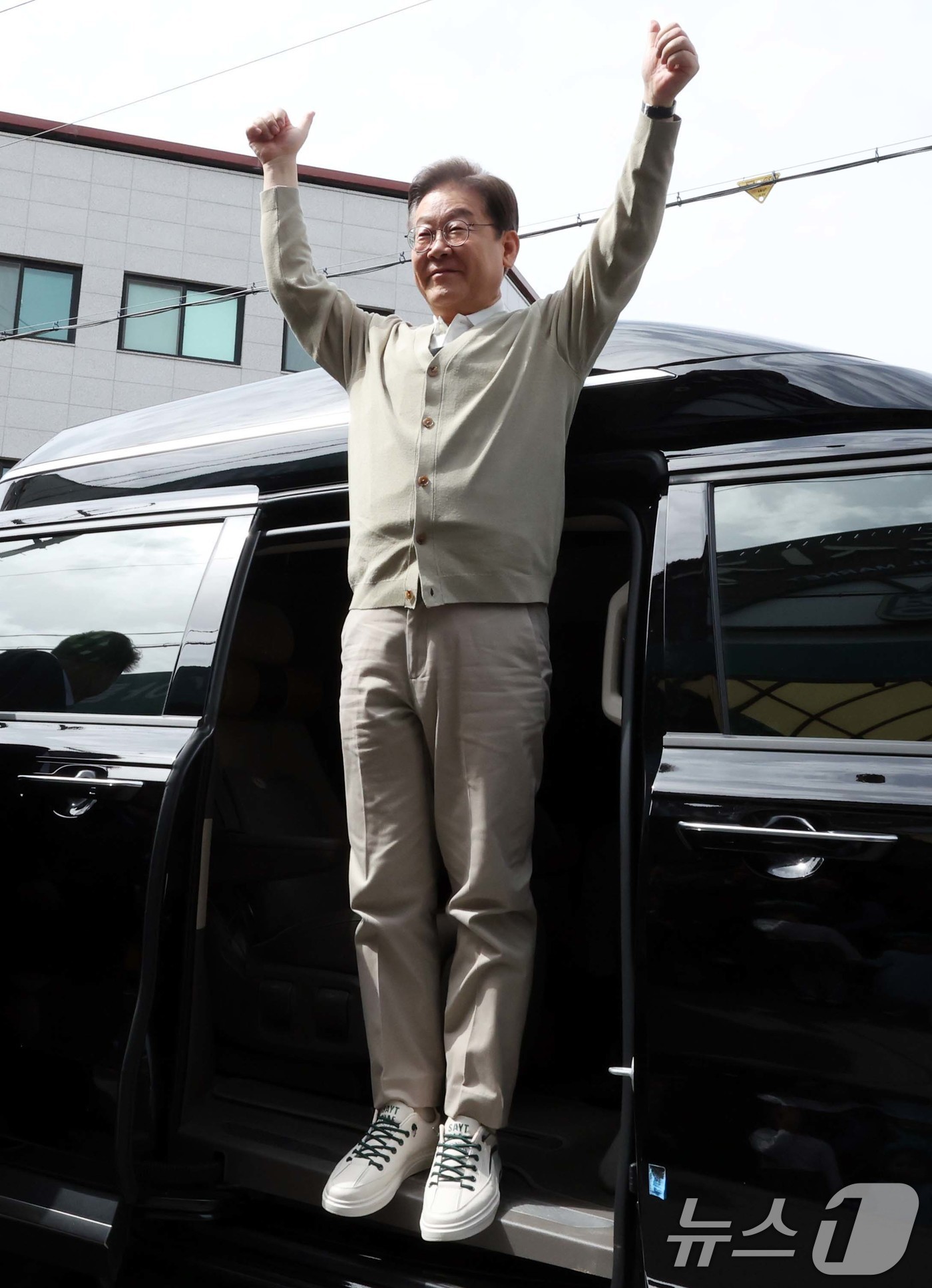 (증평=뉴스1) 안은나 기자 = 이재명 더불어민주당 대통령 후보가 골목골목 경청투어 이틀차를 맞은 6일 오전 충북 증평군 장뜰시장을 찾아 인사하고 있다. (공동취재) 2025.5. …