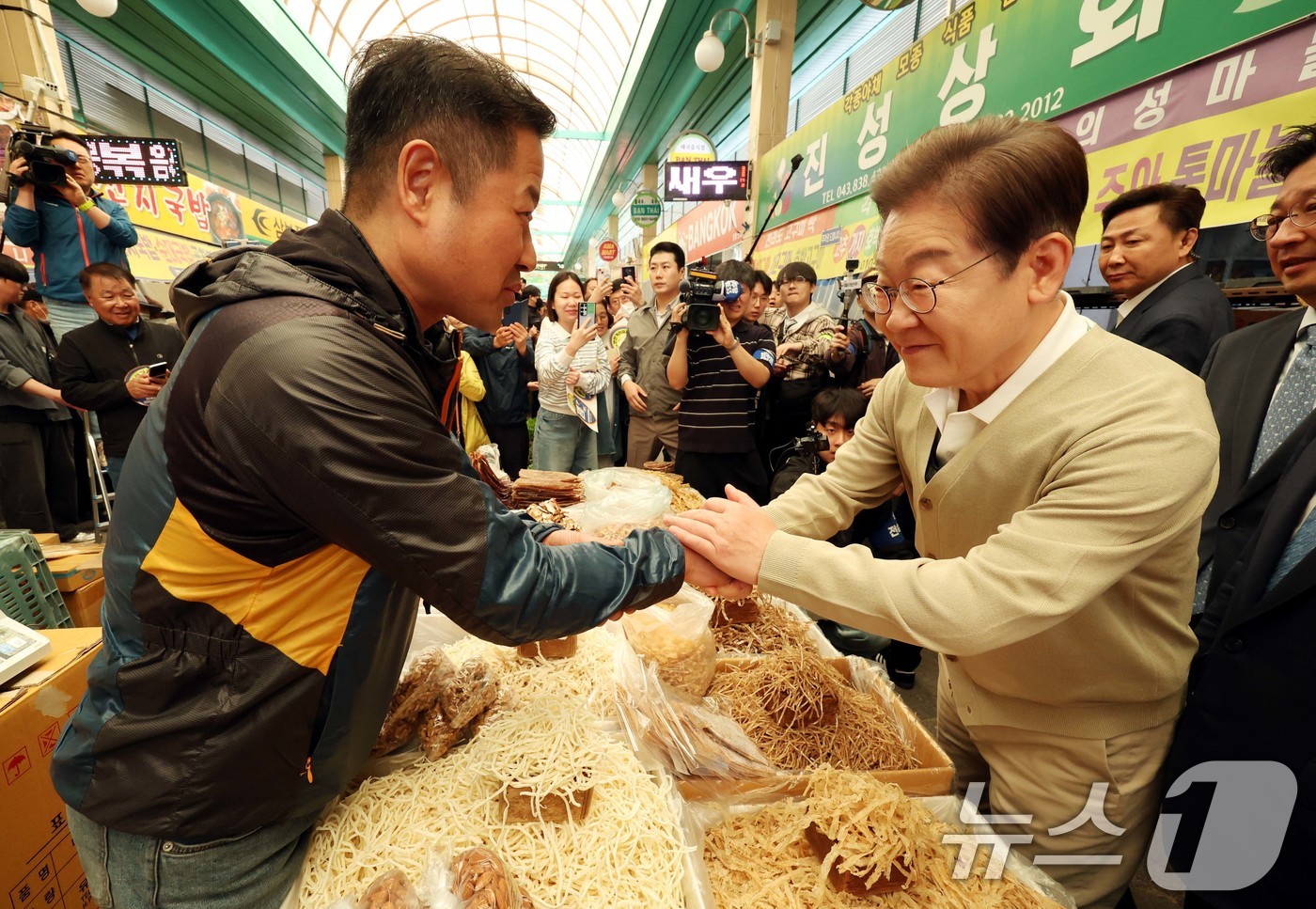 (증평=뉴스1) 안은나 기자 = 이재명 더불어민주당 대통령 후보가 골목골목 경청투어 이틀차를 맞은 6일 오전 충북 증평군 장뜰시장을 찾아 상인과 인사하고 있다. (공동취재) 202 …