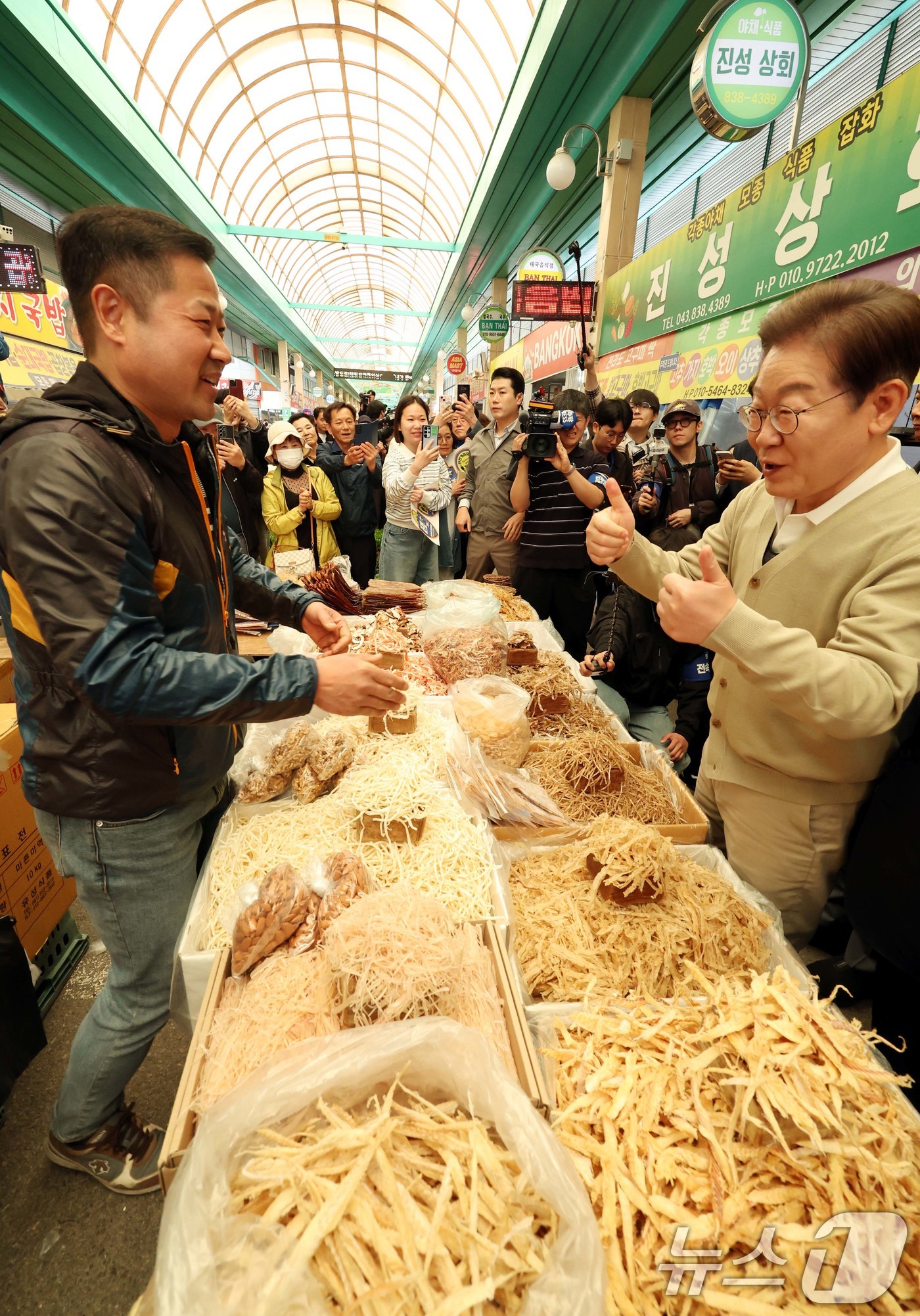 (증평=뉴스1) 안은나 기자 = 이재명 더불어민주당 대통령 후보가 골목골목 경청투어 이틀차를 맞은 6일 오전 충북 증평군 장뜰시장을 찾아 상인과 인사하고 있다. (공동취재) 202 …