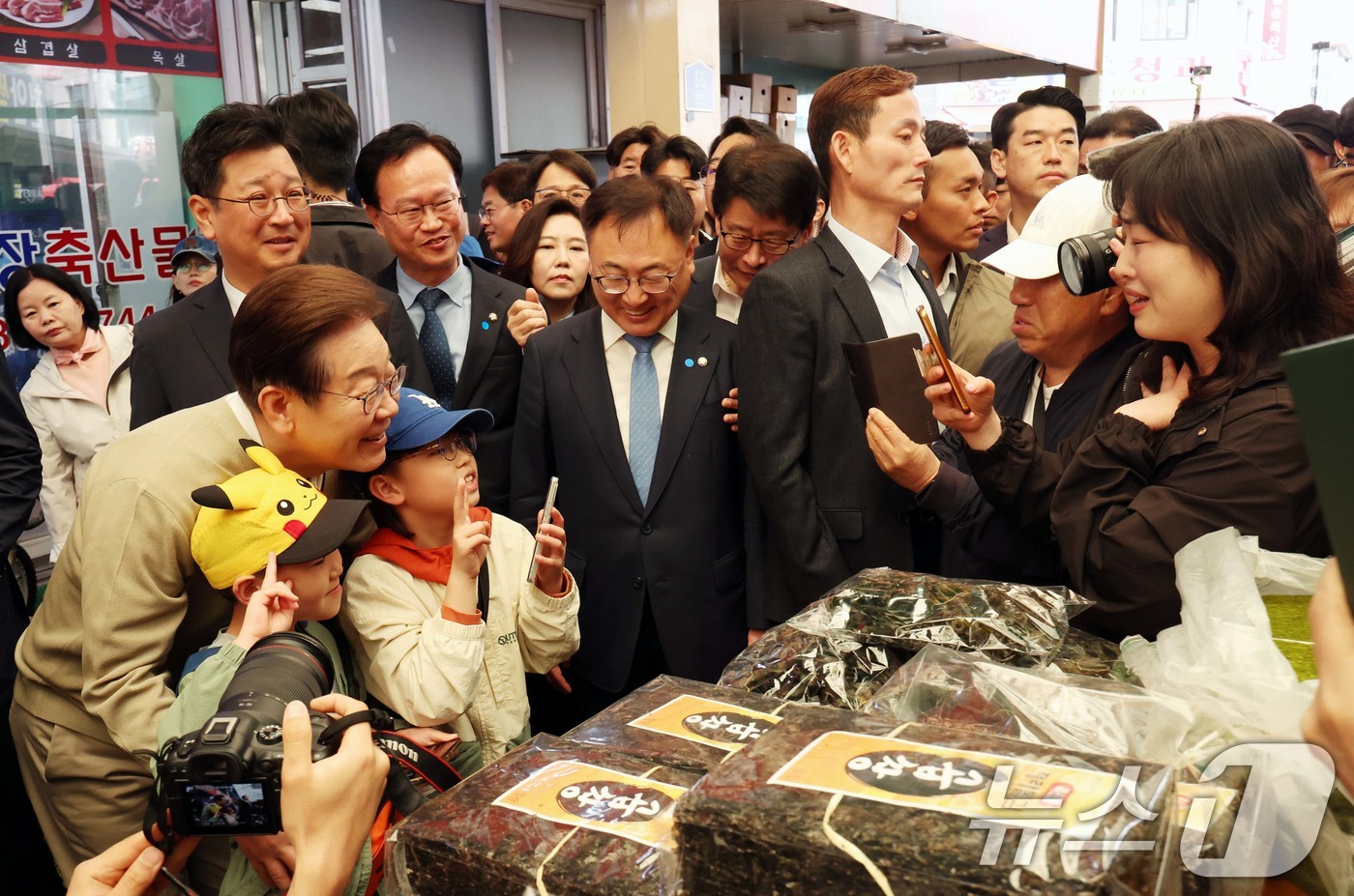 (증평=뉴스1) 안은나 기자 = 이재명 더불어민주당 대통령 후보가 골목골목 경청투어 이틀차를 맞은 6일 오전 충북 증평군 장뜰시장을 찾아 어린이들과 기념 촬영하고 있다. (공동취재 …