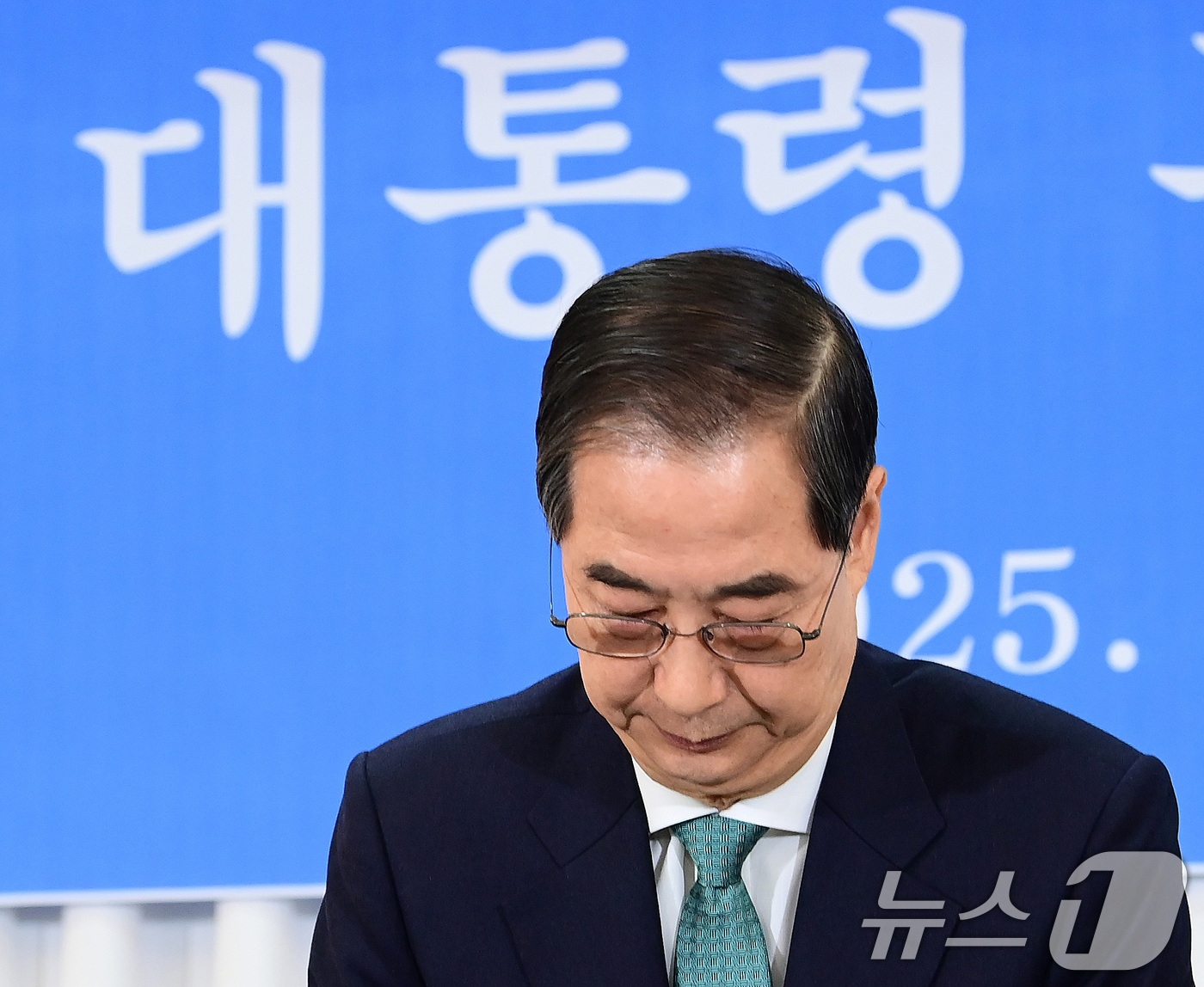 (서울=뉴스1) 국회사진취재단 = 한덕수 무소속 대통령선거 예비후보가 6일 서울 중구 코리아나호텔에서 열린 관훈클럽 초청 토론회에서 인사하고 있다. 2025.5.6/뉴스1