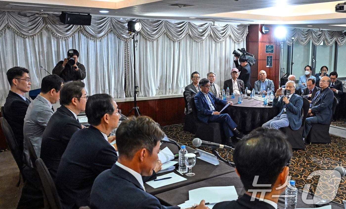 (서울=뉴스1) 국회사진취재단 = 한덕수 무소속 대통령선거 예비후보가 6일 서울 중구 코리아나호텔에서 열린 관훈클럽 초청 토론회에서 기조연설을 하고 있다. 2025.5.6/뉴스1