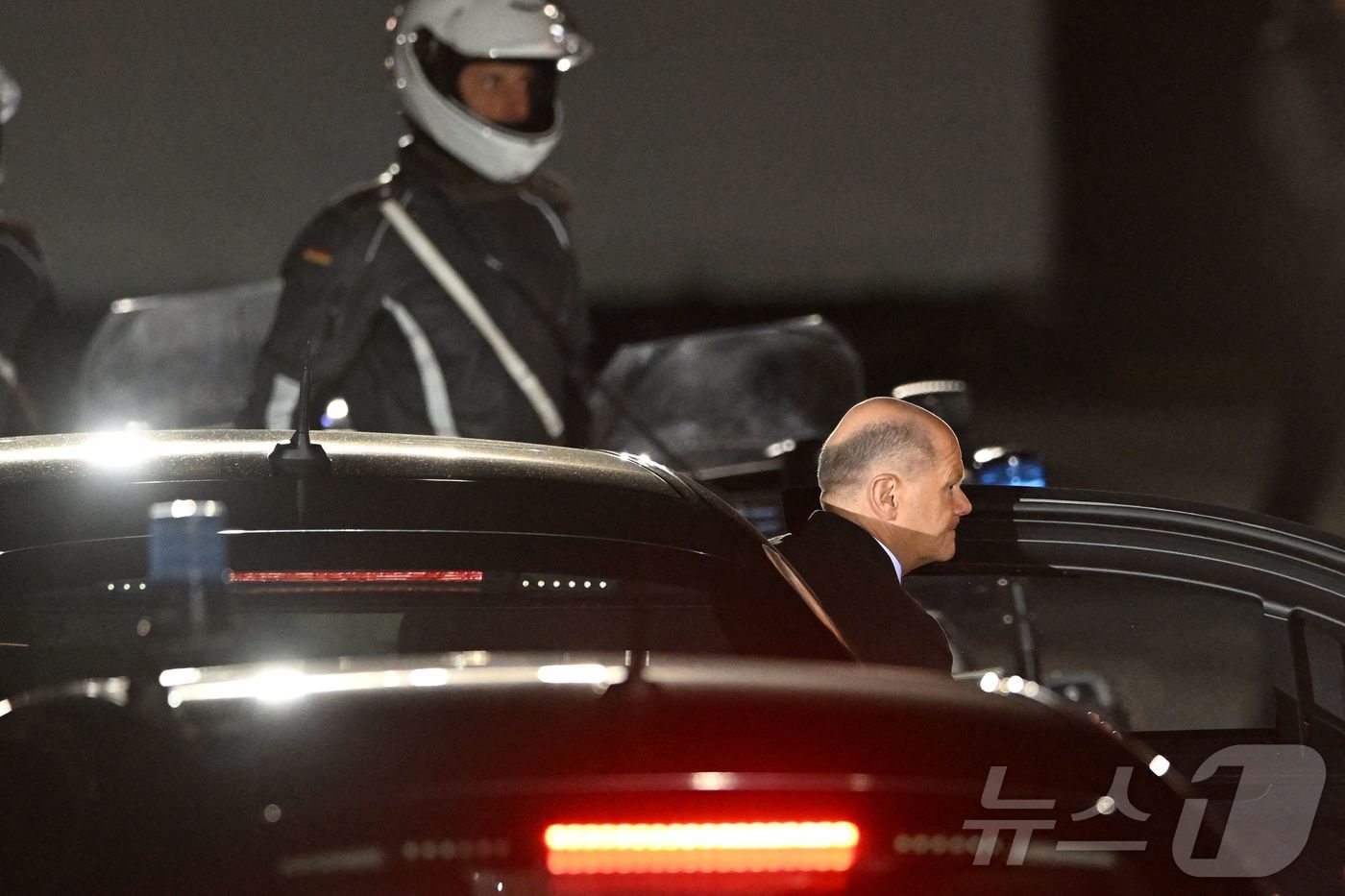 (베를린 AFP=뉴스1) 우동명 기자 = 올라프 숄츠 독일 총리가 5일(현지시간) 베를린의 국방부 청사에서 열린 고별 군악 행사 '그로서 차펜슈트라이히'에 참석한 뒤 떠나고 있다. …