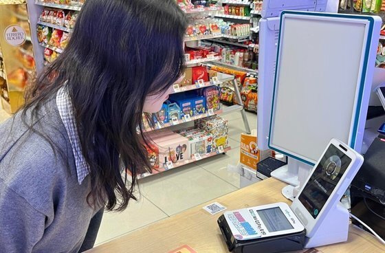 본문 이미지 - 토스&#40;toss&#41;와 선보이고 있는 &#39;페이스페이&#39;&#40;FacePay&#41;. &#40;GS리테일 제공&#41;