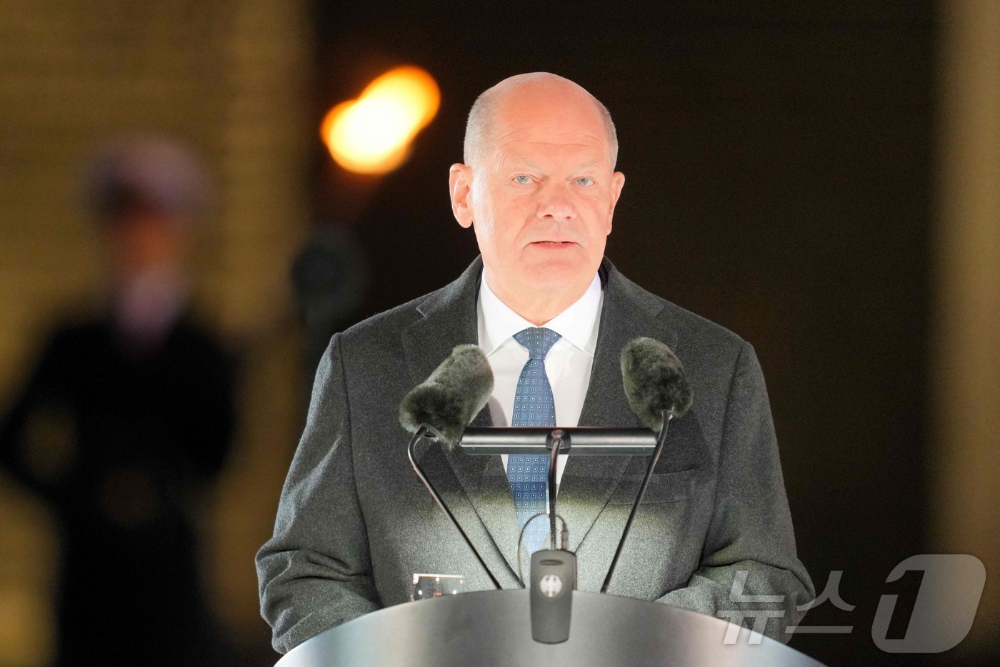 (베를린 AFP=뉴스1) 우동명 기자 = 올라프 숄츠 독일 총리가 5일(현지시간) 베를린의 국방부 청사에서 열린 고별 군악 행사 '그로서 차펜슈트라이히'에 참석해 연설을 하고 있다 …