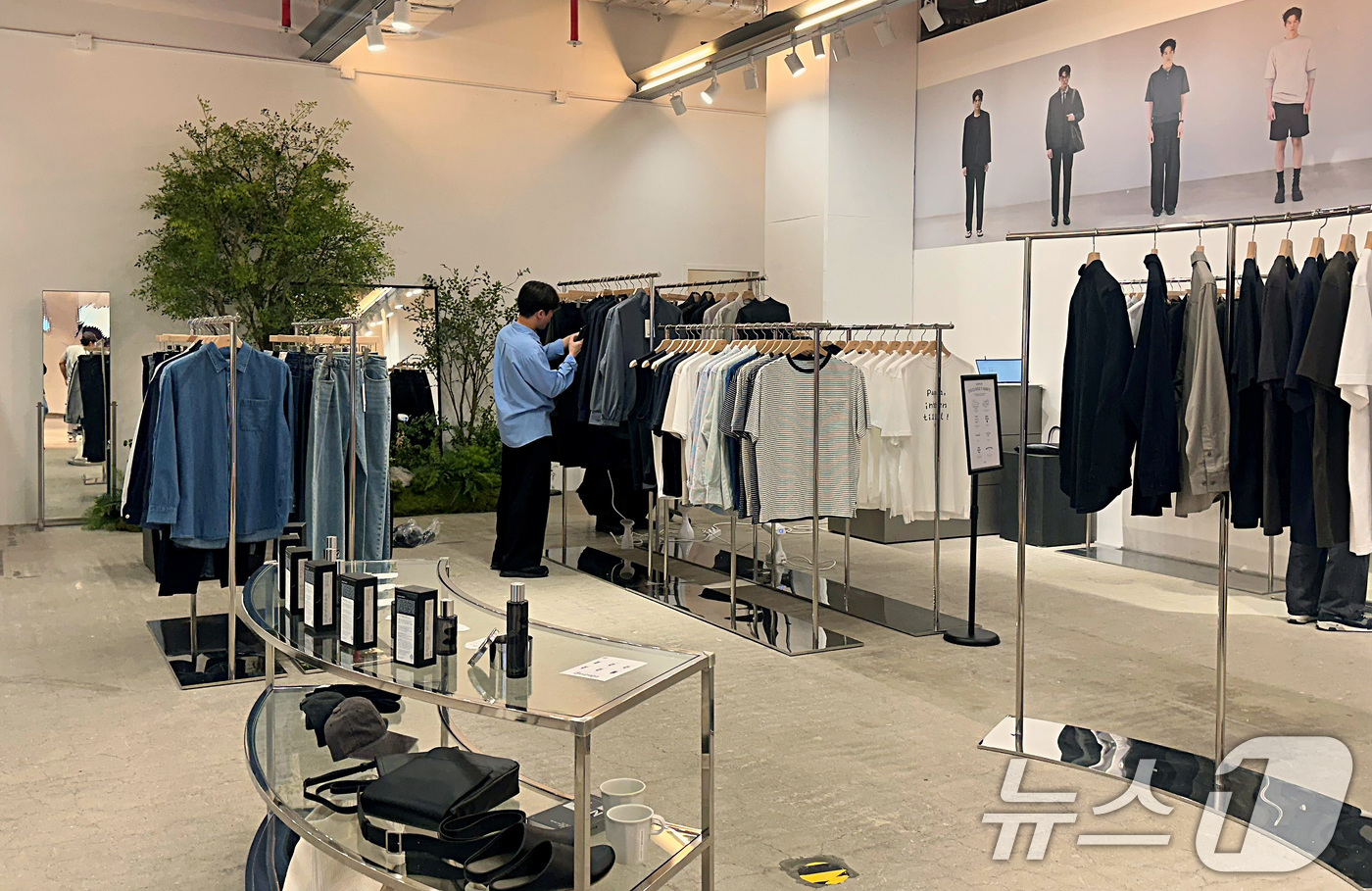 (서울=뉴스1) = 롯데백화점이 오는 18일까지 잠실 롯데월드몰 지하 1층에서 캐주얼 오피스룩 브랜드 ‘24/7(이사칠)’의 팝업스토어를 운영한다고 전했다. ‘24/7’은 ‘24시 …