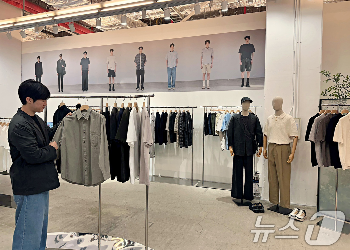 (서울=뉴스1) = 롯데백화점이 오는 18일까지 잠실 롯데월드몰 지하 1층에서 캐주얼 오피스룩 브랜드 ‘24/7(이사칠)’의 팝업스토어를 운영한다고 전했다. ‘24/7’은 ‘24시 …