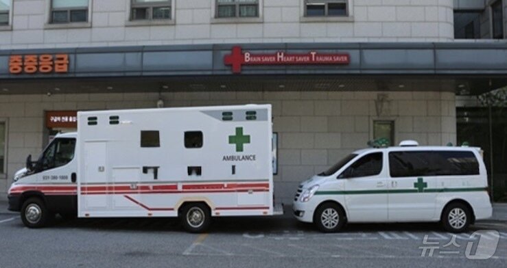 본문 이미지 - 경북도가 보건복지부의 ‘중증 환자 병원 간 이송체계 구축 시범사업’에 전국에서 두 번째로 선정돼 중증 환자 전담구급차를 도입·운영한다. ⓒ News1 김대벽기자