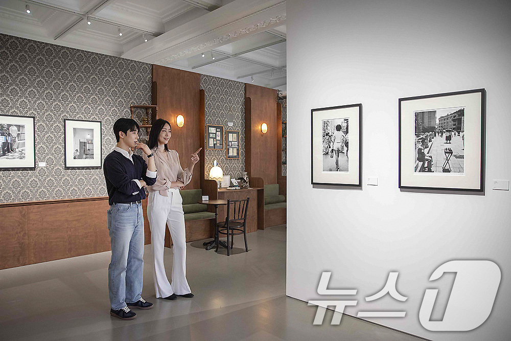 (서울=뉴스1) = 신세계백화점이 오는 30일까지 본점 헤리티지 뮤지엄에서 명동 일대의 옛 모습을 엿볼 수 있는 사진전 을 선보인다고 밝혔다.사진은 시민들이 명동살롱 전시를 관람하 …