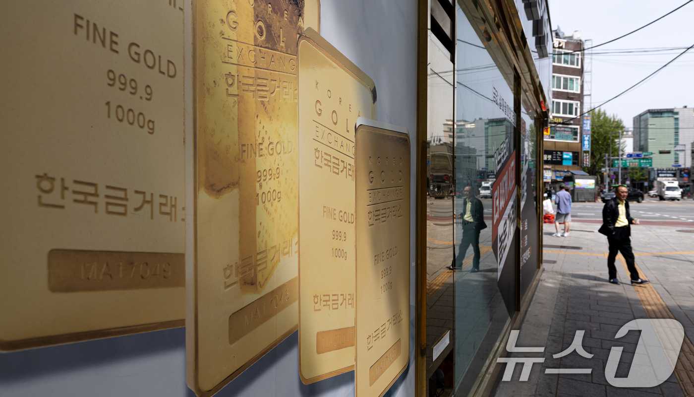 (서울=뉴스1) 이승배 기자 = 금값이 고공행진을 이어가며 은행권 골드뱅킹 잔액이 사상 처음으로 1조1천억원을 넘어섰다. 골드바도 품귀 현상으로 수급이 원활하지 않은 상황이다. 6 …