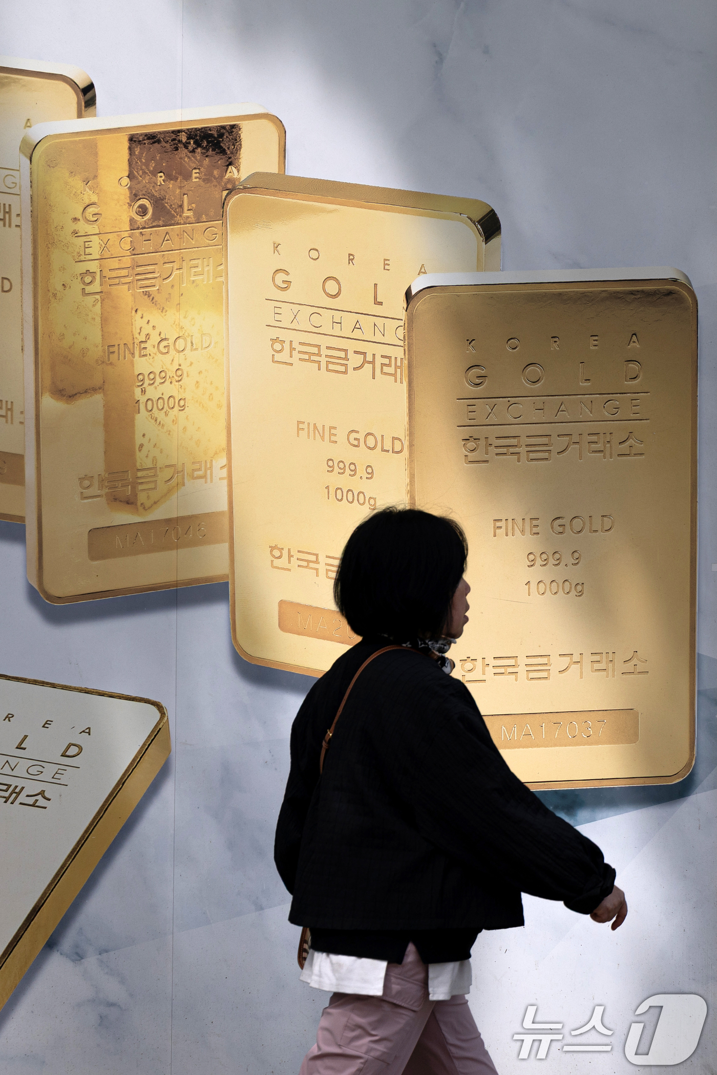 (서울=뉴스1) 이승배 기자 = 금값이 고공행진을 이어가며 은행권 골드뱅킹 잔액이 사상 처음으로 1조1천억원을 넘어섰다. 골드바도 품귀 현상으로 수급이 원활하지 않은 상황이다. 6 …