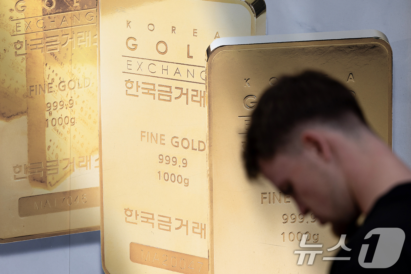 (서울=뉴스1) 이승배 기자 = 금값이 고공행진을 이어가며 은행권 골드뱅킹 잔액이 사상 처음으로 1조1천억원을 넘어섰다. 골드바도 품귀 현상으로 수급이 원활하지 않은 상황이다. 6 …