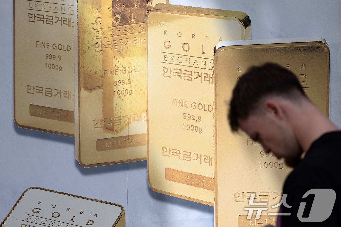(서울=뉴스1) 이승배 기자 = 금값이 고공행진을 이어가며 은행권 골드뱅킹 잔액이 사상 처음으로 1조1천억원을 넘어섰다. 골드바도 품귀 현상으로 수급이 원활하지 않은 상황이다. 6 …