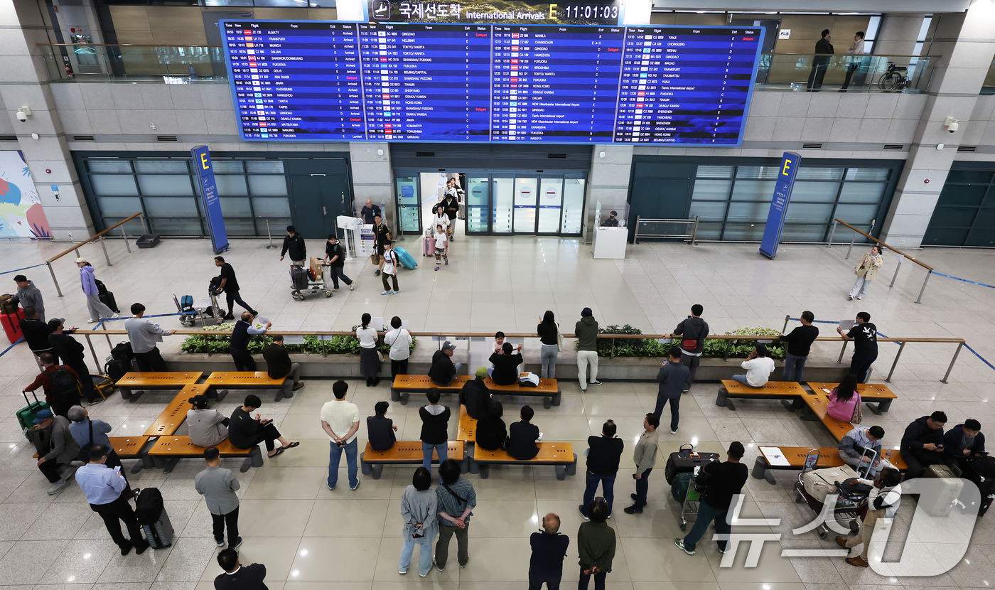(인천공항=뉴스1) 장수영 기자 = 어린이날 연휴 마지막 날인 6일 오전 인천국제공항 제1터미널 입국장이 여행을 마치고 일상으로 돌아가려는 이용객들로 붐비고 있다. 2025.5.6 …