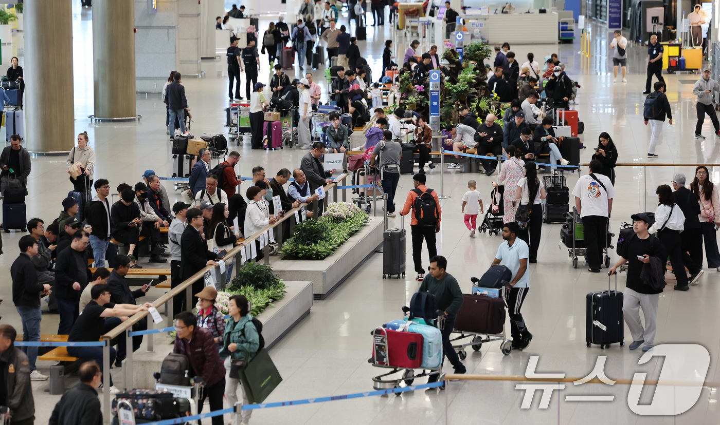 (인천공항=뉴스1) 장수영 기자 = 어린이날 연휴 마지막 날인 6일 오전 인천국제공항 제1터미널 입국장이 여행을 마치고 일상으로 돌아가려는 이용객들로 붐비고 있다. 2025.5.6 …