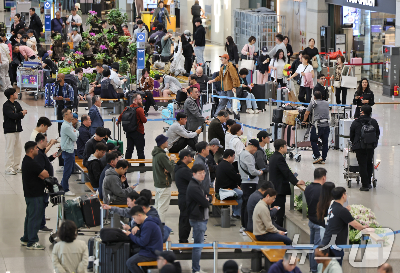 (인천공항=뉴스1) 장수영 기자 = 어린이날 연휴 마지막 날인 6일 오전 인천국제공항 제1터미널 입국장이 여행을 마치고 일상으로 돌아가려는 이용객들로 붐비고 있다. 2025.5.6 …