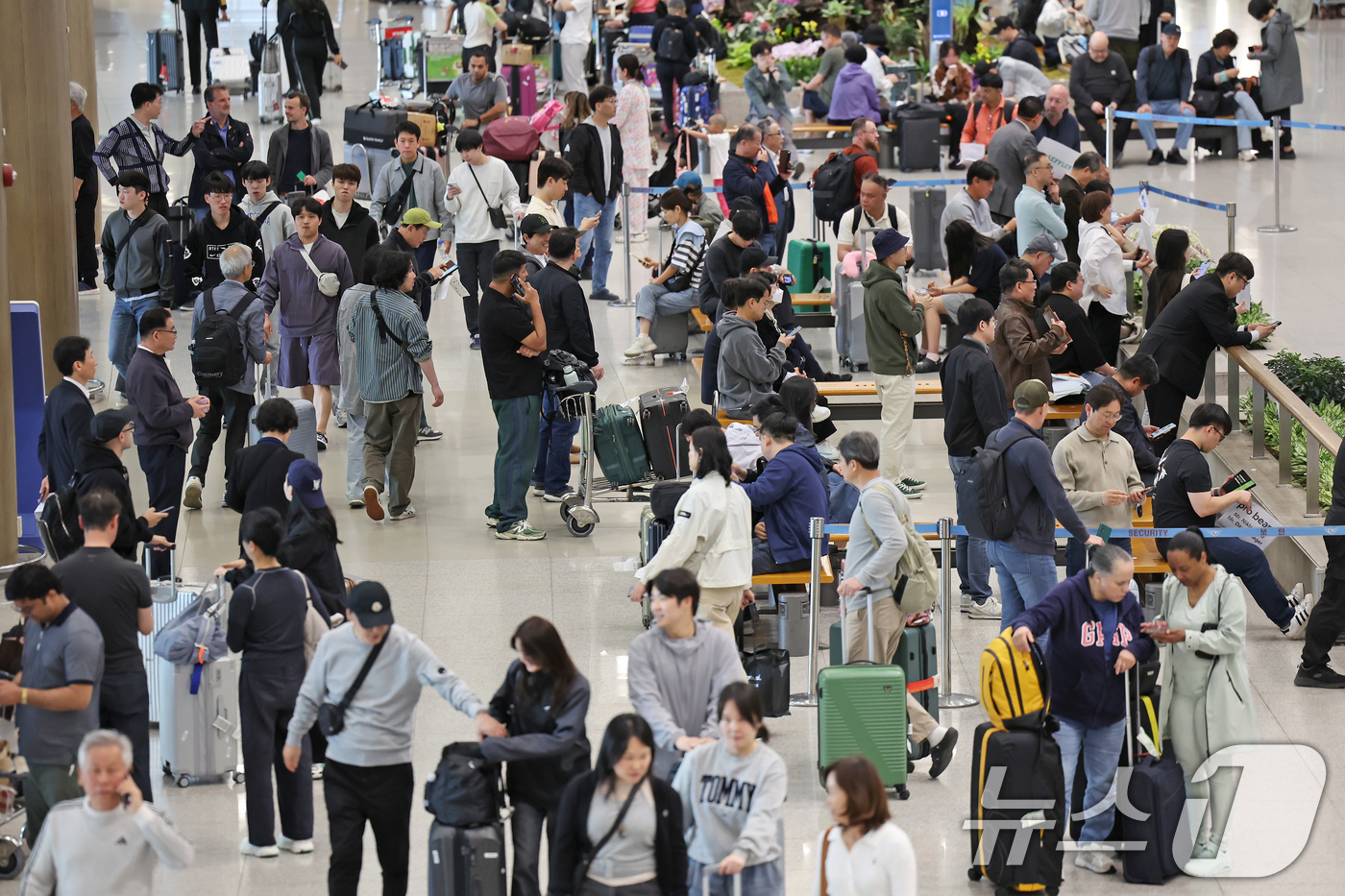 (인천공항=뉴스1) 장수영 기자 = 어린이날 연휴 마지막 날인 6일 오전 인천국제공항 제1터미널 입국장이 여행을 마치고 일상으로 돌아가려는 이용객들로 붐비고 있다. 2025.5.6 …