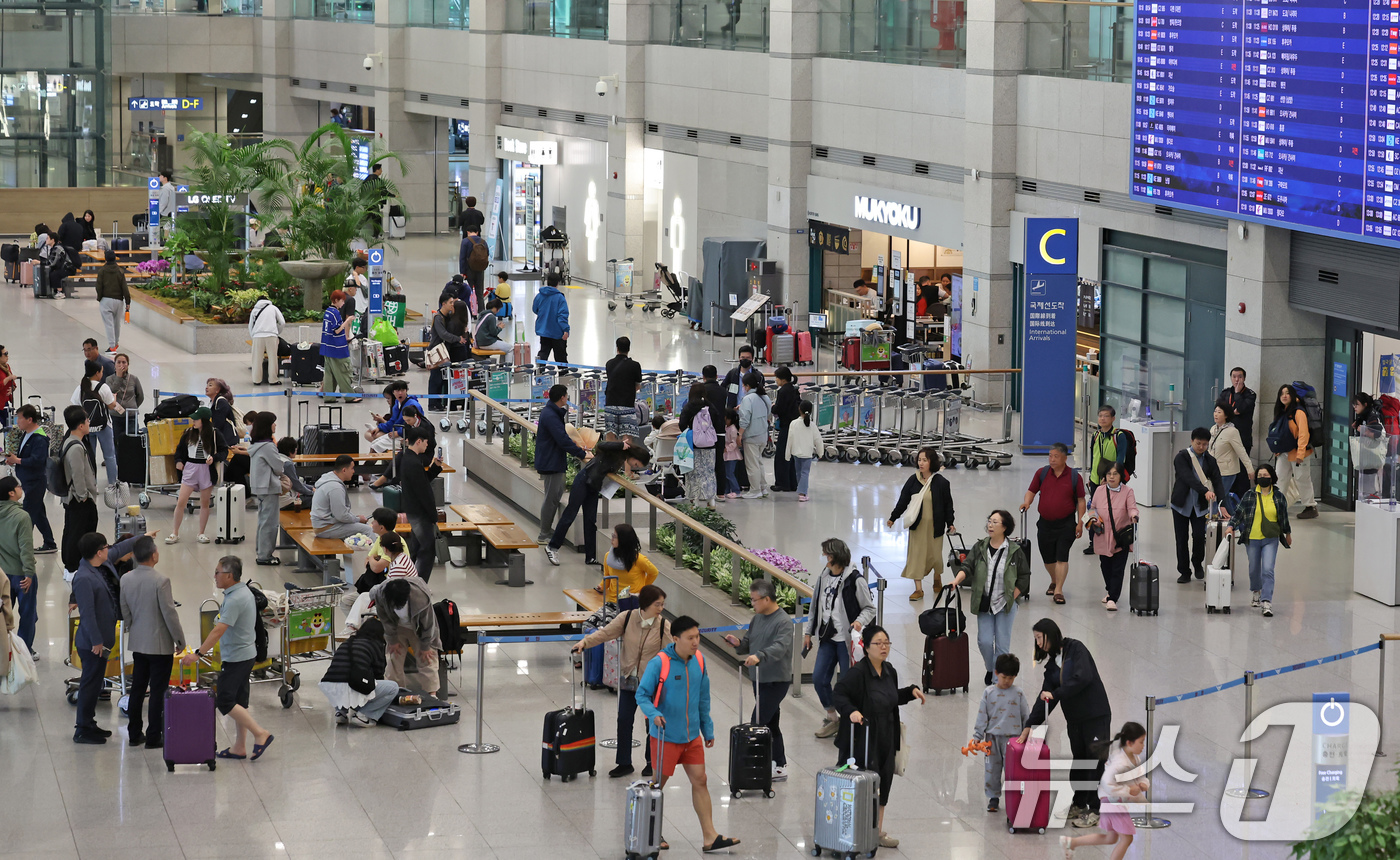 (인천공항=뉴스1) 장수영 기자 = 어린이날 연휴 마지막 날인 6일 오전 인천국제공항 제1터미널 입국장이 여행을 마치고 일상으로 돌아가려는 이용객들로 붐비고 있다. 2025.5.6 …