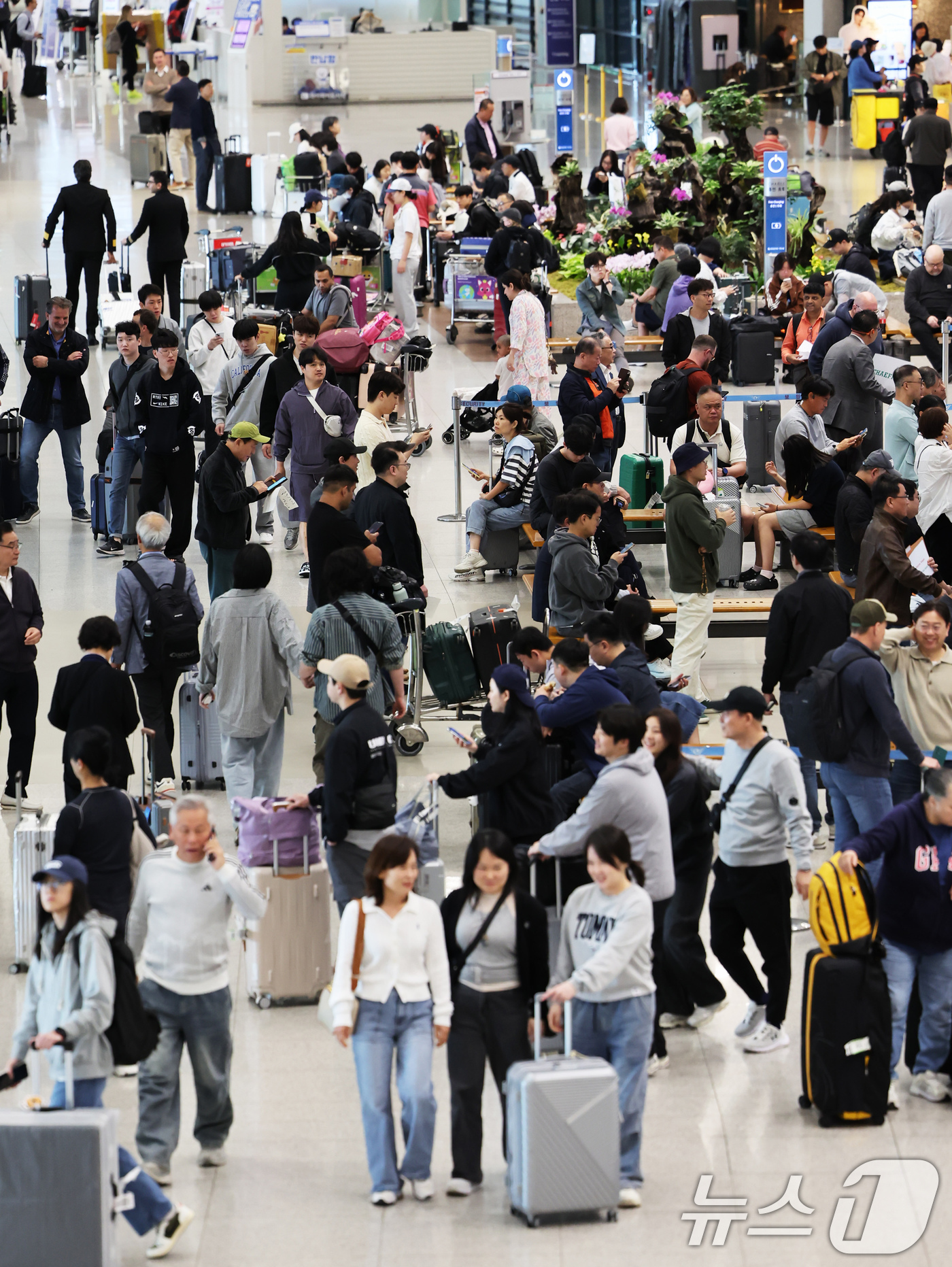 (인천공항=뉴스1) 장수영 기자 = 어린이날 연휴 마지막 날인 6일 오전 인천국제공항 제1터미널 입국장이 여행을 마치고 일상으로 돌아가려는 이용객들로 붐비고 있다. 2025.5.6 …