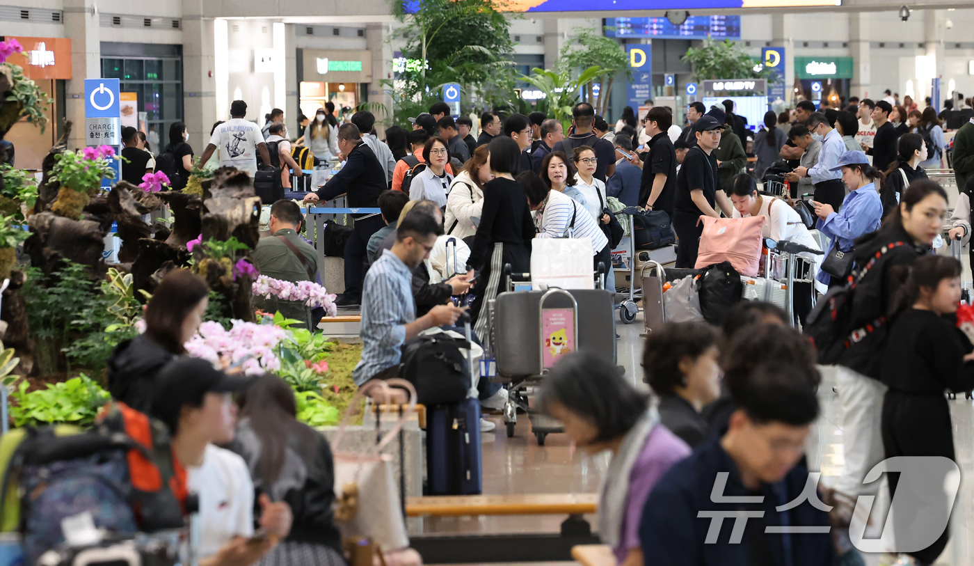 (인천공항=뉴스1) 장수영 기자 = 어린이날 연휴 마지막 날인 6일 오전 인천국제공항 제1터미널 입국장이 여행을 마치고 일상으로 돌아가려는 이용객들로 붐비고 있다. 2025.5.6 …