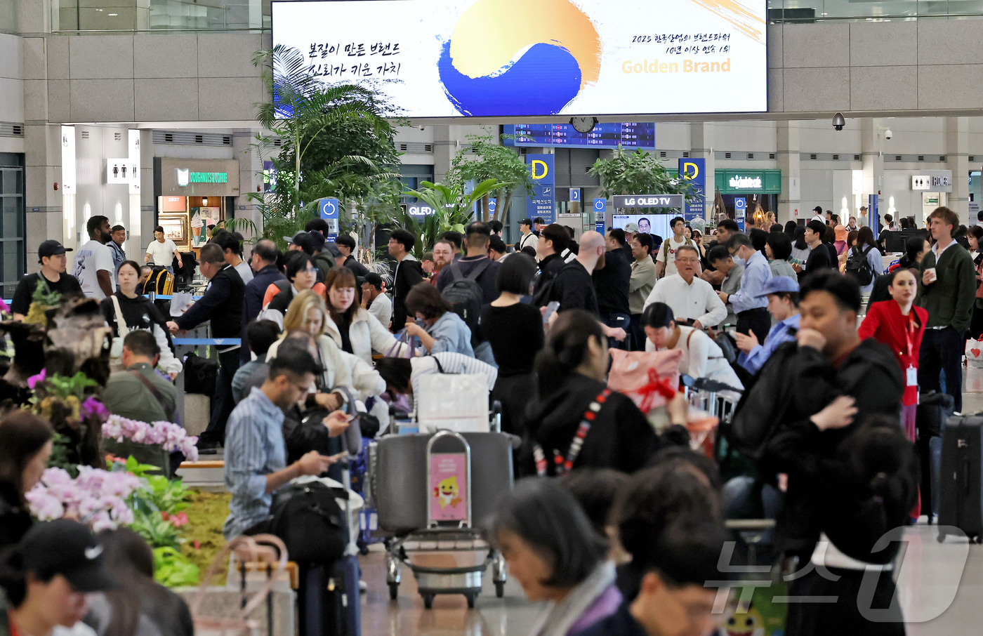 (인천공항=뉴스1) 장수영 기자 = 어린이날 연휴 마지막 날인 6일 오전 인천국제공항 제1터미널 입국장이 여행을 마치고 일상으로 돌아가려는 이용객들로 붐비고 있다. 2025.5.6 …