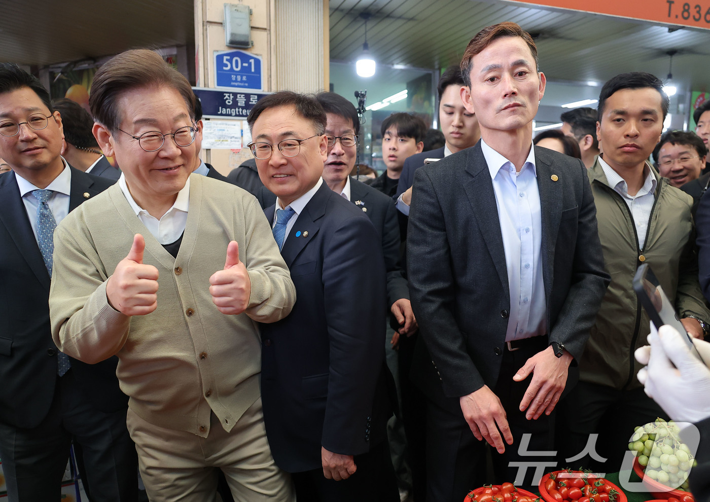 (증평=뉴스1) 안은나 기자 = 이재명 더불어민주당 대통령 후보가 골목골목 경청투어 이틀차를 맞은 6일 오전 충북 증평군 장뜰시장을 찾아 상인과 인사하고 있다. (공동취재) 202 …