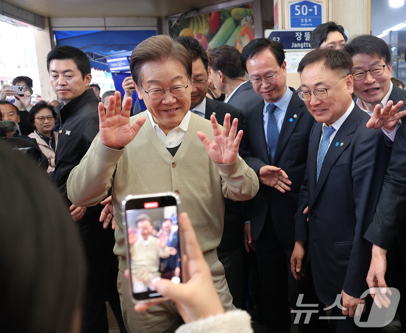 (증평=뉴스1) 안은나 기자 = 이재명 더불어민주당 대통령 후보가 골목골목 경청투어 이틀차를 맞은 6일 오전 충북 증평군 장뜰시장을 찾아 상인과 인사하고 있다. (공동취재) 202 …