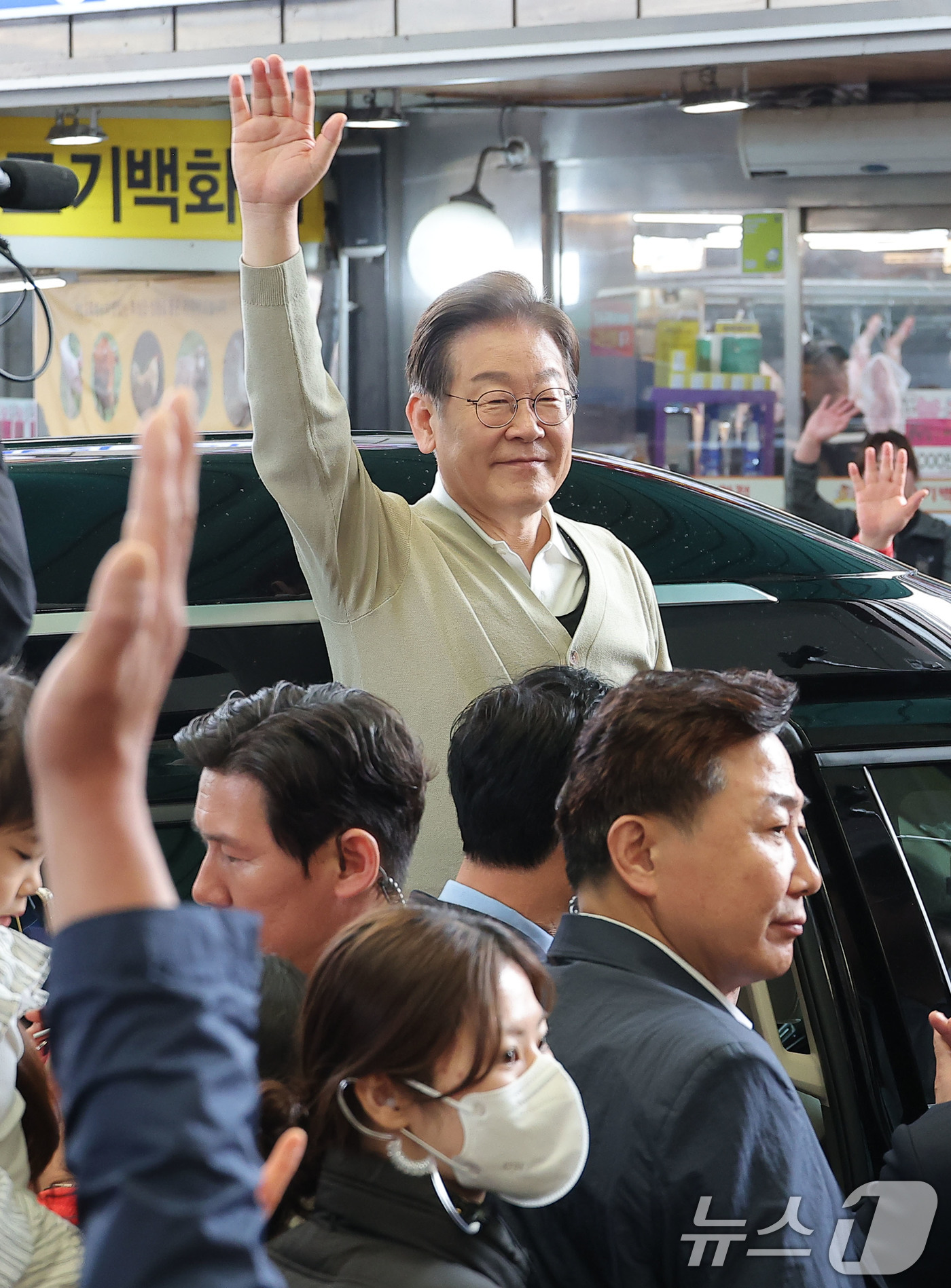 (증평=뉴스1) 안은나 기자 = 이재명 더불어민주당 대통령 후보가 골목골목 경청투어 이틀차를 맞은 6일 오전 충북 증평군 장뜰시장을 찾아 상인들을 향해 손인사를 하고 있다. (공동 …