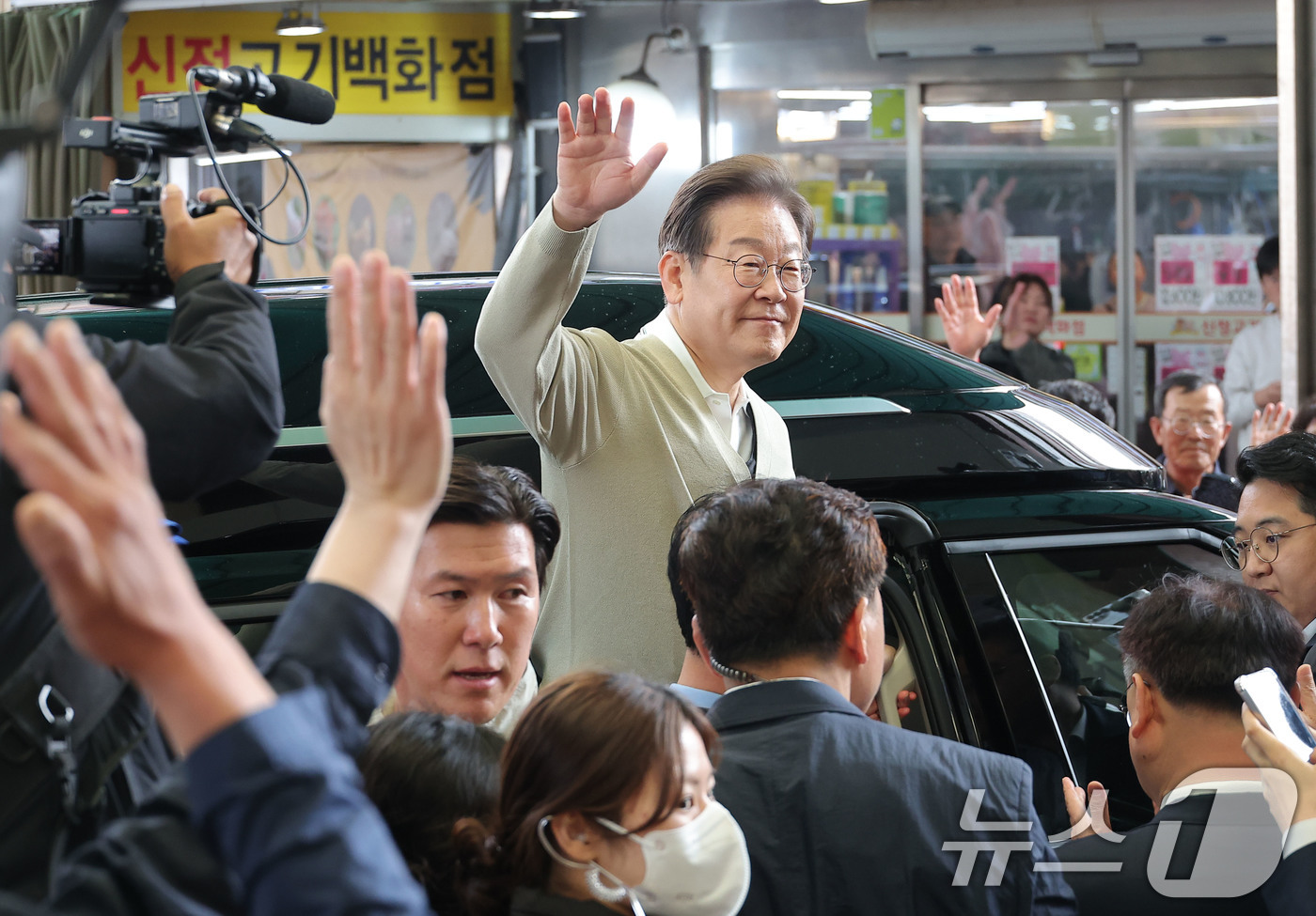 (증평=뉴스1) 안은나 기자 = 이재명 더불어민주당 대통령 후보가 골목골목 경청투어 이틀차를 맞은 6일 오전 충북 증평군 장뜰시장을 찾아 상인들을 향해 손인사를 하고 있다. (공동 …