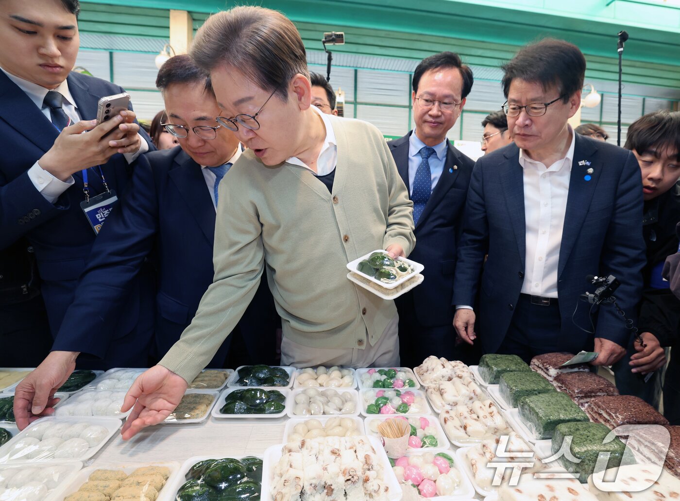 본문 이미지 - 이재명 더불어민주당 대통령 후보가 골목골목 경청투어 이틀차를 맞은 6일 오전 충북 증평군 장뜰시장의 떡집을 찾아 떡을 고르고 있다. &#40;공동취재&#41; 2025.5.6/뉴스1 ⓒ News1 안은나 기자