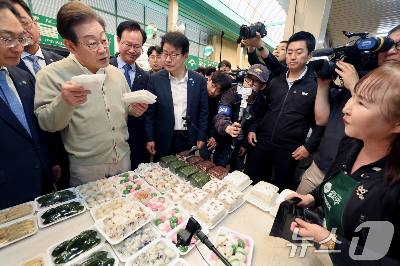 (증평=뉴스1) 안은나 기자 = 이재명 더불어민주당 대통령 후보가 골목골목 경청투어 이틀차를 맞은 6일 오전 충북 증평군 장뜰시장을 찾아 떡집 상인과 대화하고 있다. (공동취재) …