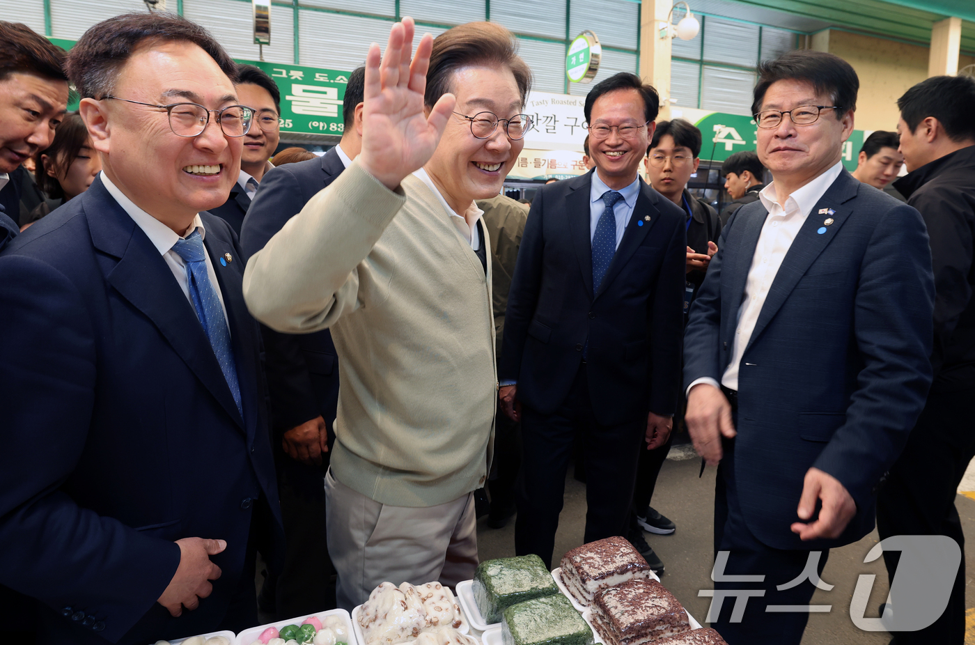 (증평=뉴스1) 안은나 기자 = 이재명 더불어민주당 대통령 후보가 골목골목 경청투어 이틀차를 맞은 6일 오전 충북 증평군 장뜰시장을 찾아 인사하고 있다. (공동취재) 2025.5. …