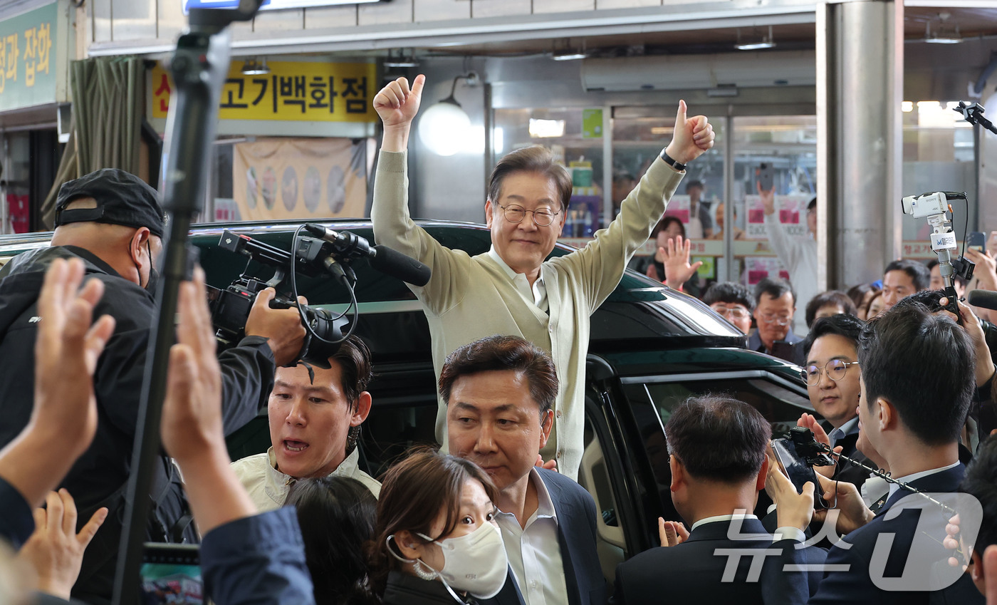 (증평=뉴스1) 안은나 기자 = 이재명 더불어민주당 대통령 후보가 골목골목 경청투어 이틀차를 맞은 6일 오전 충북 증평군 장뜰시장을 찾아 상인들을 향해 인사를 하고 있다. (공동취 …