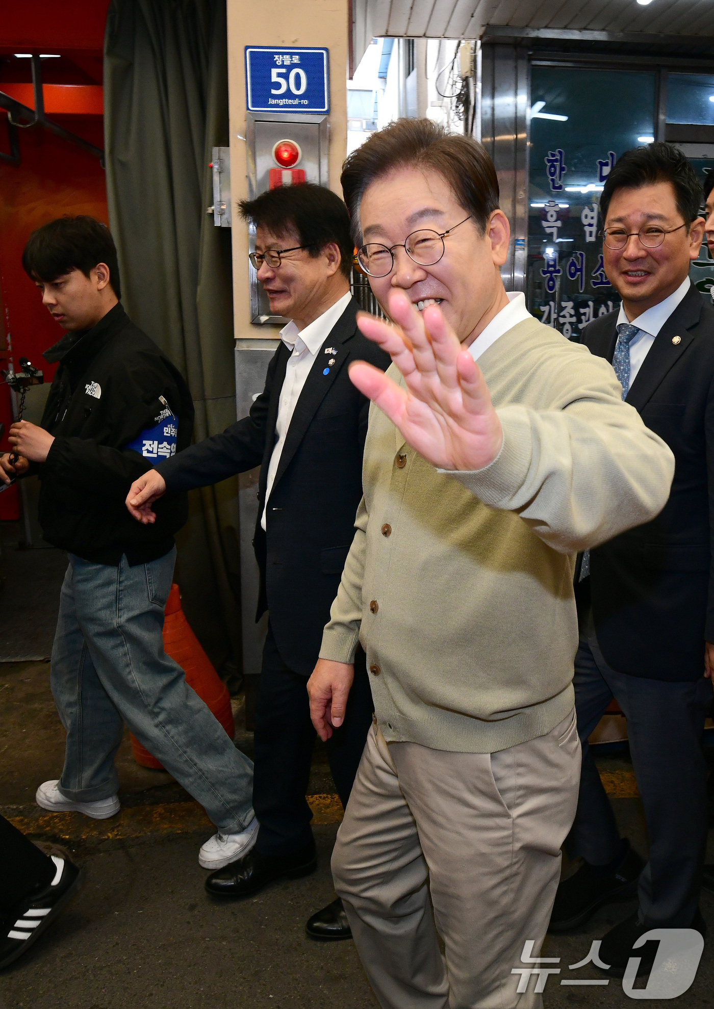 (증평=뉴스1) 안은나 기자 = 이재명 더불어민주당 대통령 후보가 골목골목 경청투어 이틀차를 맞은 6일 오전 충북 증평군 장뜰시장을 찾아 상인들을 향해 인사를 하고 있다. (공동취 …