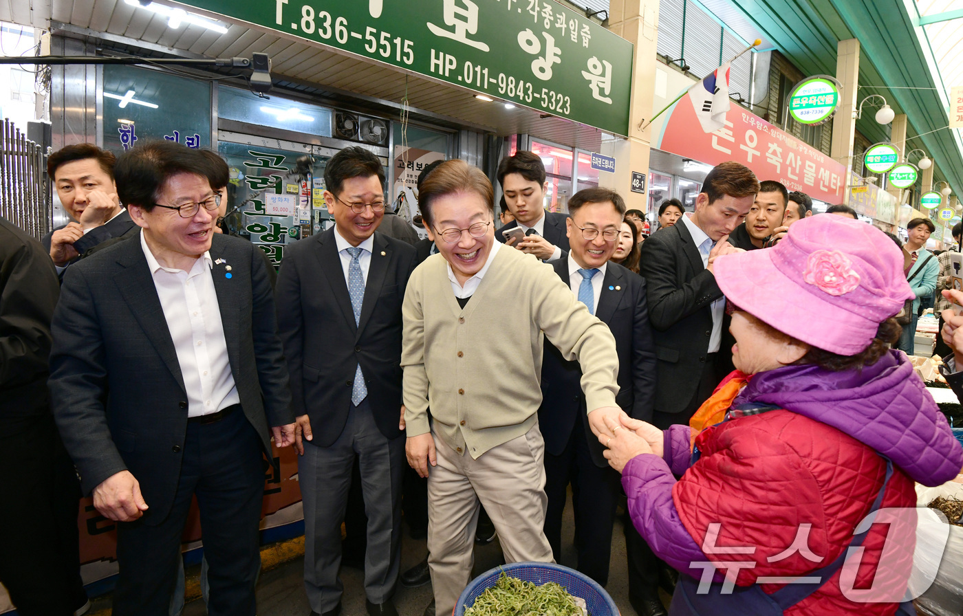 (증평=뉴스1) 안은나 기자 = 이재명 더불어민주당 대통령 후보가 골목골목 경청투어 이틀차를 맞은 6일 오전 충북 증평군 장뜰시장을 찾아 상인들과 인사를 나누고 있다. (공동취재) …