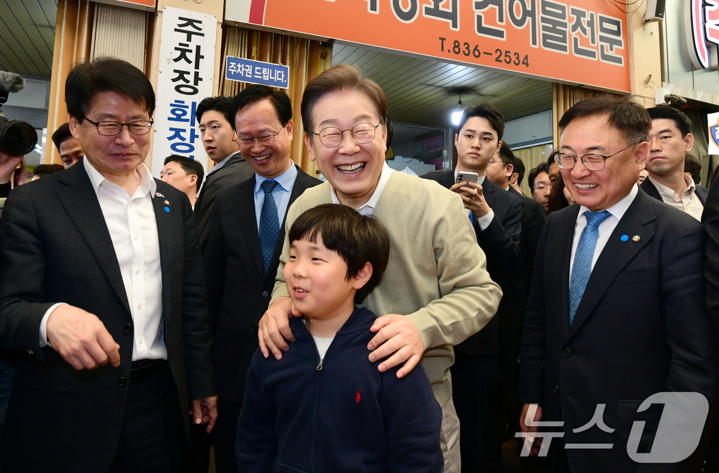 (증평=뉴스1) 안은나 기자 = 이재명 더불어민주당 대통령 후보가 골목골목 경청투어 이틀차를 맞은 6일 오전 충북 증평군 장뜰시장을 찾아 어린이와 기념 촬영하고 있다. (공동취재) …