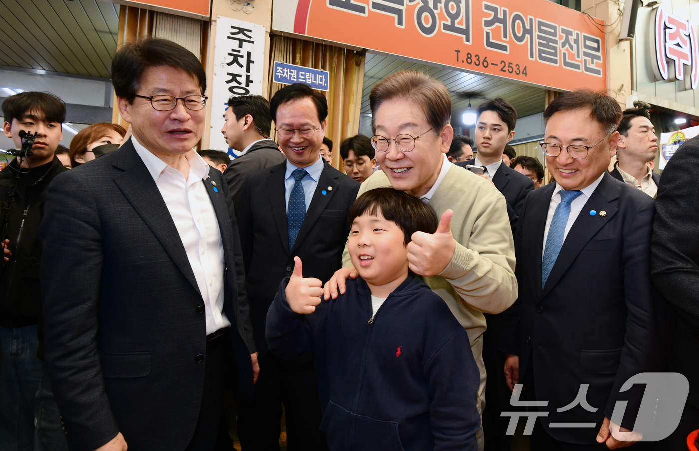 (증평=뉴스1) 안은나 기자 = 이재명 더불어민주당 대통령 후보가 골목골목 경청투어 이틀차를 맞은 6일 오전 충북 증평군 장뜰시장을 찾아 어린이와 기념 촬영하고 있다. (공동취재) …