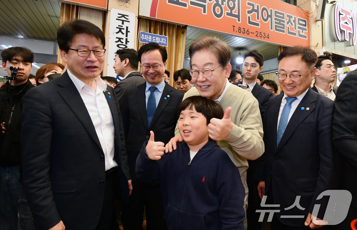 본문 이미지 - 이재명 더불어민주당 대통령 후보가 골목골목 경청투어 이틀차를 맞은 6일 오전 충북 증평군 장뜰시장을 찾아 어린이와 기념 촬영하고 있다. &#40;공동취재&#41; 2025.5.6/뉴스1 ⓒ News1 안은나 기자