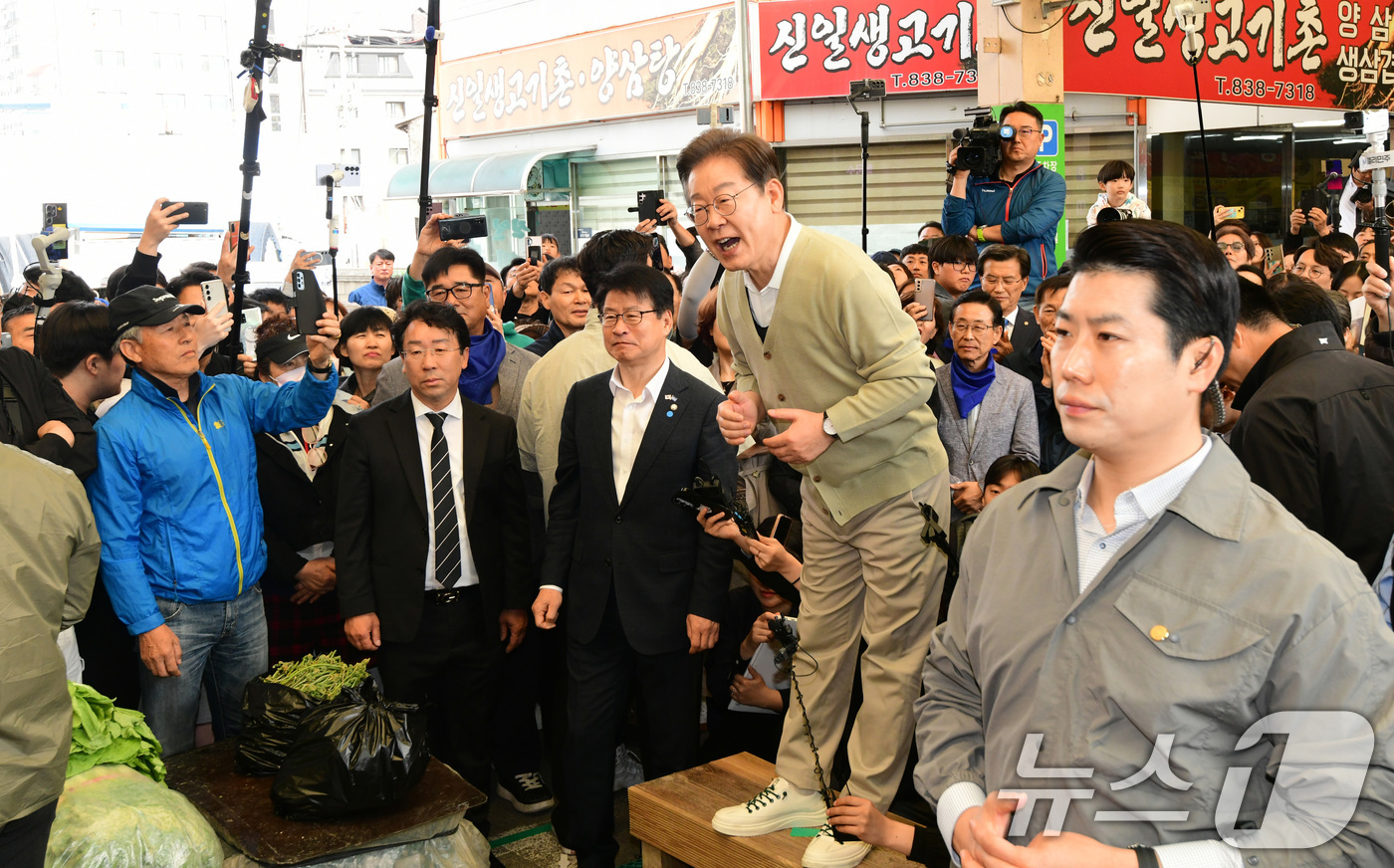 (증평=뉴스1) 안은나 기자 = 이재명 더불어민주당 대통령 후보가 골목골목 경청투어 이틀차를 맞은 6일 오전 충북 증평군 장뜰시장을 찾아 즉흥 연설을 하고 있다. (공동취재) 20 …