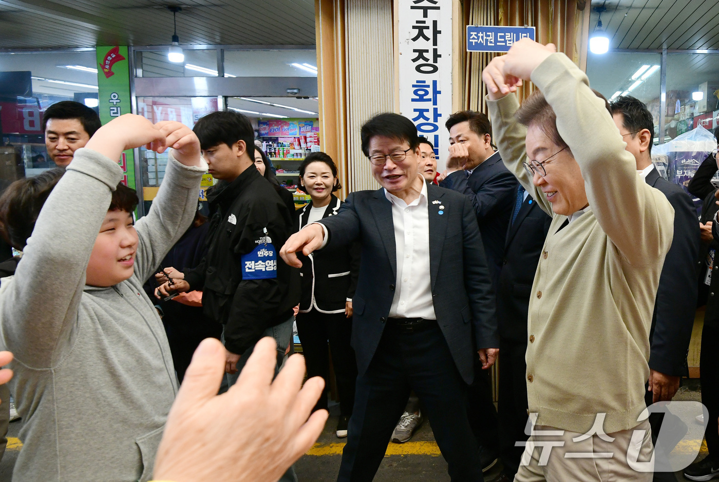 (증평=뉴스1) 안은나 기자 = 이재명 더불어민주당 대통령 후보가 골목골목 경청투어 이틀차를 맞은 6일 오전 충북 증평군 장뜰시장을 찾아 어린이에게 하트를 그리고 있다. (공동취재 …