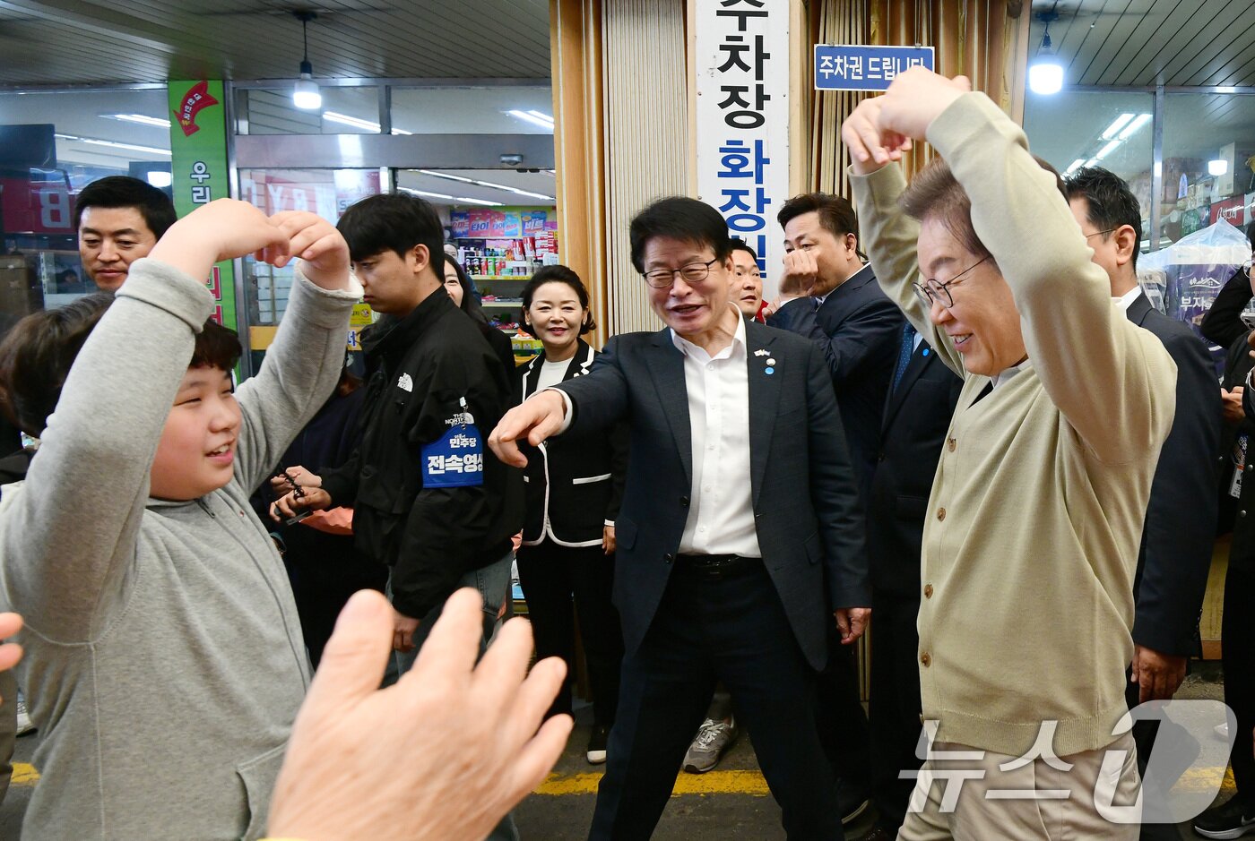 본문 이미지 - 이재명 더불어민주당 대통령 후보가 골목골목 경청투어 이틀차를 맞은 6일 오전 충북 증평군 장뜰시장을 찾아 어린이에게 하트를 그리고 있다. &#40;공동취재&#41; 2025.5.6/뉴스1 ⓒ News1 안은나 기자