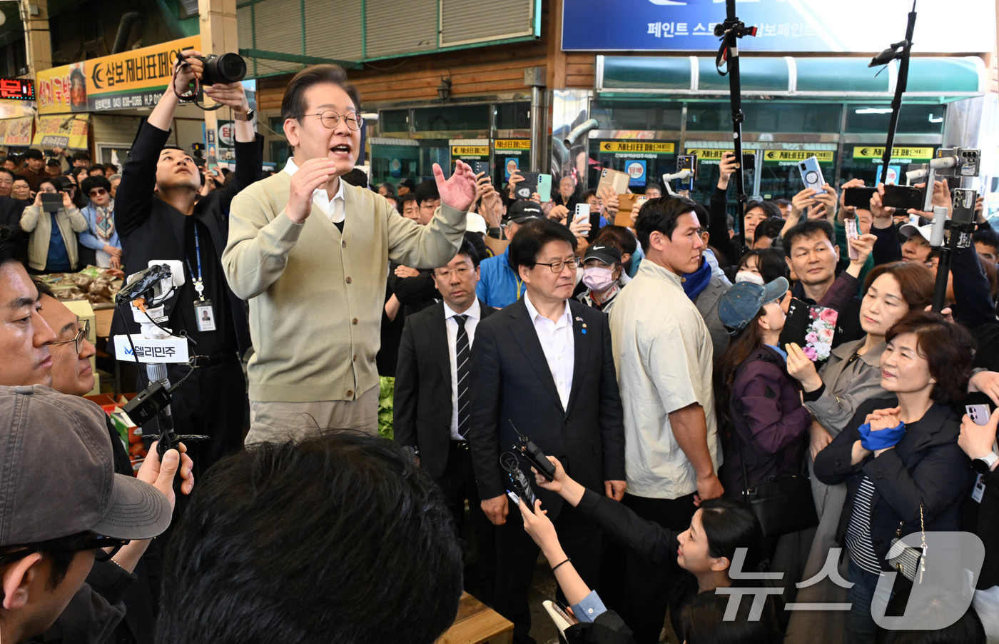 (증평=뉴스1) 안은나 기자 = 이재명 더불어민주당 대통령 후보가 골목골목 경청투어 이틀차를 맞은 6일 오전 충북 증평군 장뜰시장을 찾아 즉흥 연설을 하고 있다. (공동취재) 20 …