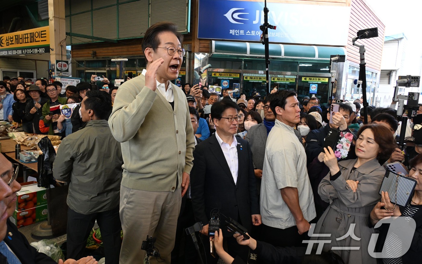 (증평=뉴스1) 안은나 기자 = 이재명 더불어민주당 대통령 후보가 골목골목 경청투어 이틀차를 맞은 6일 오전 충북 증평군 장뜰시장을 찾아 즉흥 연설을 하고 있다. (공동취재) 20 …