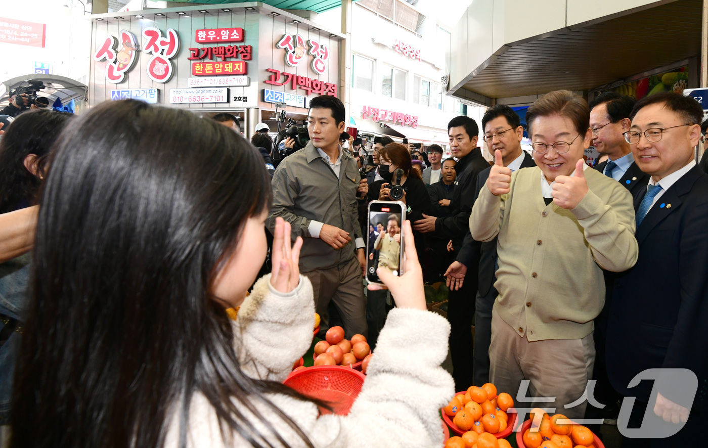 (증평=뉴스1) 안은나 기자 = 이재명 더불어민주당 대통령 후보가 골목골목 경청투어 이틀차를 맞은 6일 오전 충북 증평군 장뜰시장을 찾아 인사하고 있다. (공동취재) 2025.5. …