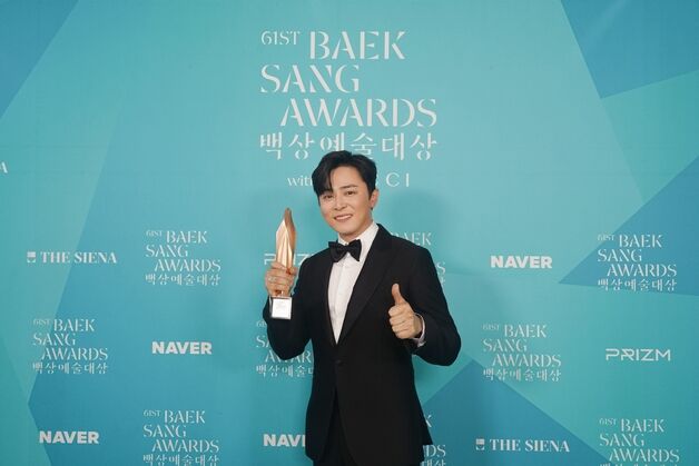 조정석, '백상'서 첫 수상…영화 최우수 연기상 영예