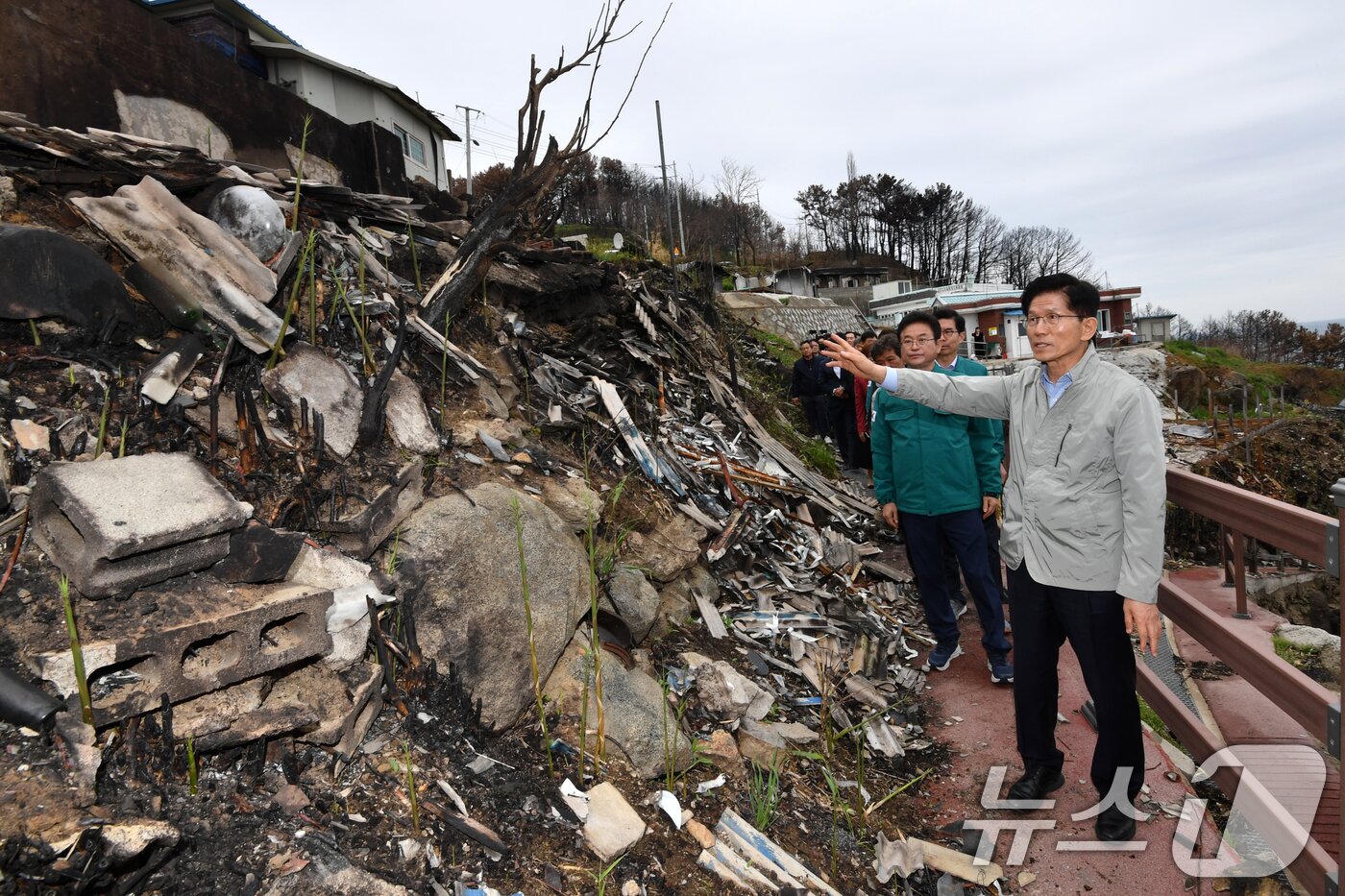 본문 이미지 - 김문수 국민의힘 대통령 후보가 6일 초대형산불피해지역인 경북 영덕군 영덕읍 석리 마을을 찾아 피해 현장을 살펴보고 있다. 2025.5.6/뉴스1 ⓒ News1 최창호 기자